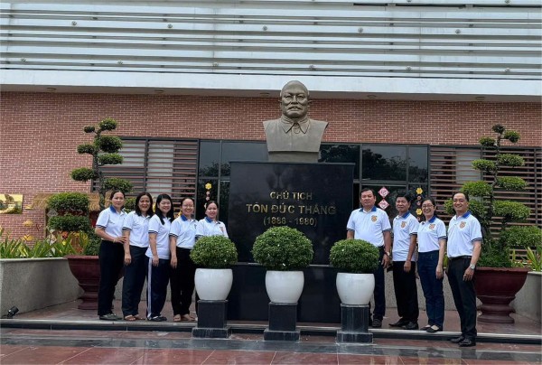 Chi bộ Văn phòng Bộ Tư pháp tại TP. Hồ Chí Minh tổ chức sinh hoạt chuyên đề tại Bảo tàng Tôn Đức Thắng